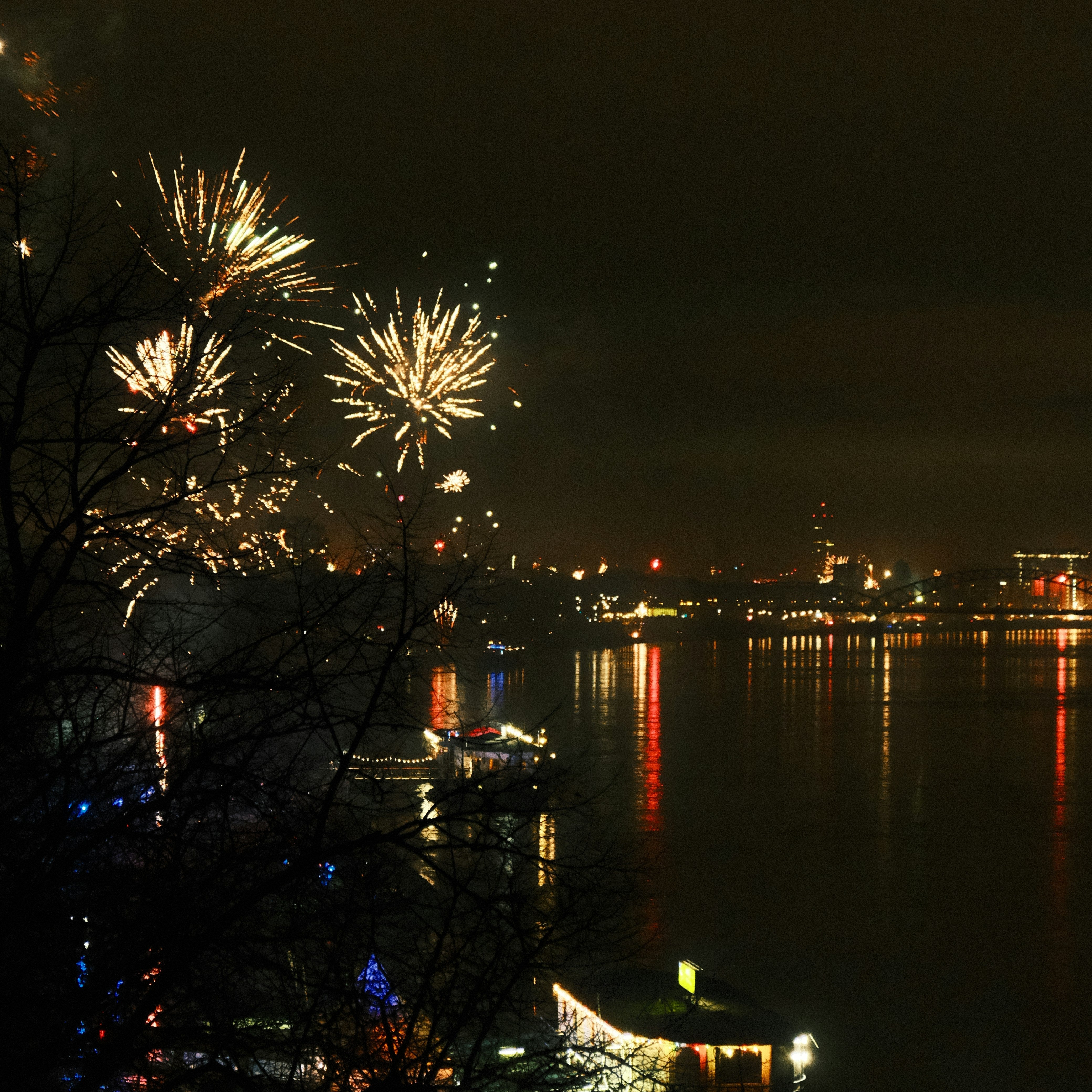 New Year’s Eve at Home: Restyle Your Christmas Stars for the Party